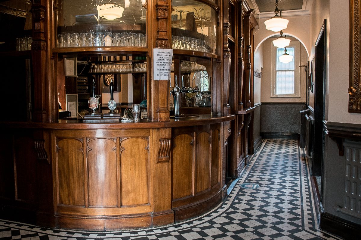 the griffin bar heaton mersey good pub guide